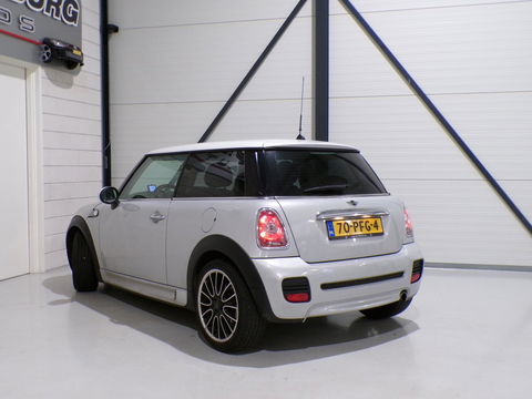MINI Mini 1.6 JCW Cooper Camden "Origineel NL!" John Cooper Works Xenon Harman-Kardon Bluetooth Navigatie Airco 17" Nieuwe-APK