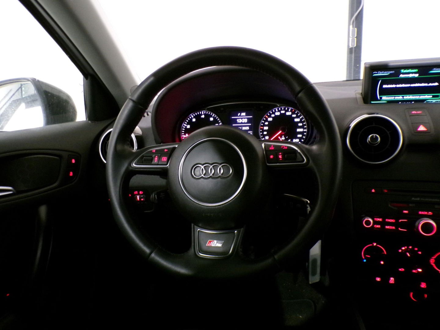 Audi A1 Sportback 1.2 TFSI Admired S-Line "Origineel NL!" 1e eigenaar " Bluetooth 17"Velgen Cruise-control Garantie Nieuwe APK !