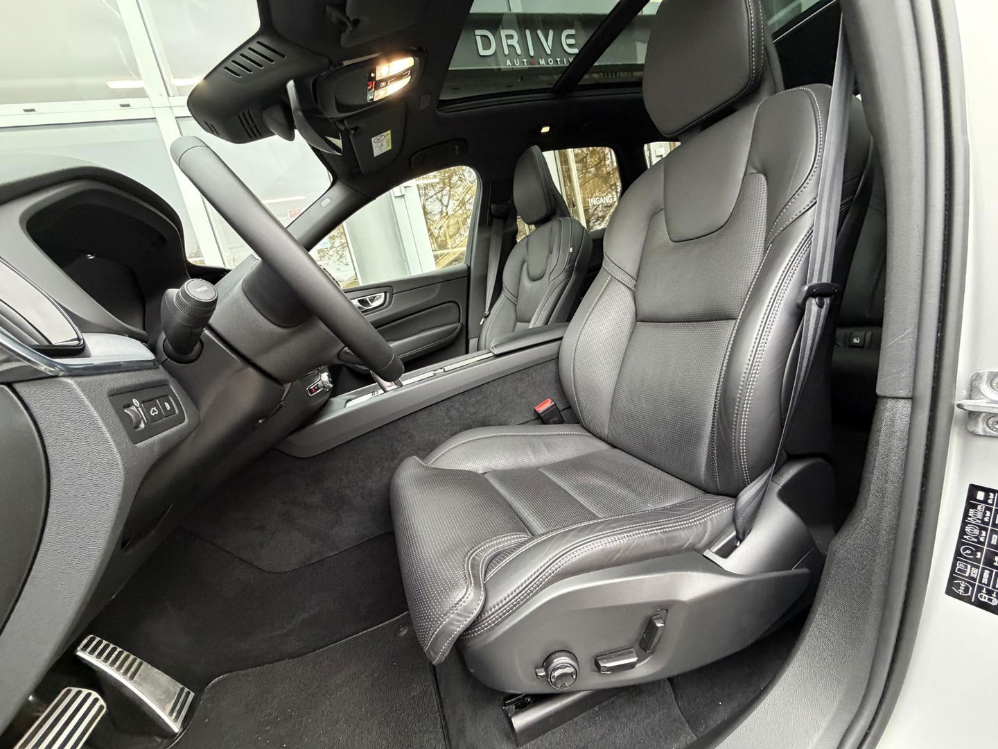 Volvo XC60 2.0 T8 Plug-in hybrid AWD R-Design |Facelift|Pano|Bowers & Wilkins|Stoel Ventilatie|Pilot Assist|Trekhaak