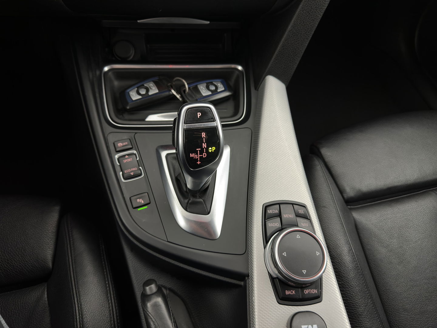 BMW 3 Serie Touring 330d xDrive M-Aerodynamica-Pack High-Executive Aut * LUXURY-LEATHER | NAVI-FULLMAP | XENON | HEATED-SPORTSEATS | SHIFT-PADDLES | PDC | PRIVACY-GLASS | KEYLESS | CAMERA | TOWBAR | 18''ALU*