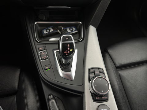 BMW 3 Serie Touring 330d xDrive M-Aerodynamica-Pack High-Executive Aut * LUXURY-LEATHER | NAVI-FULLMAP | XENON | HEATED-SPORTSEATS | SHIFT-PADDLES | PDC | PRIVACY-GLASS | KEYLESS | CAMERA | TOWBAR | 18''ALU*