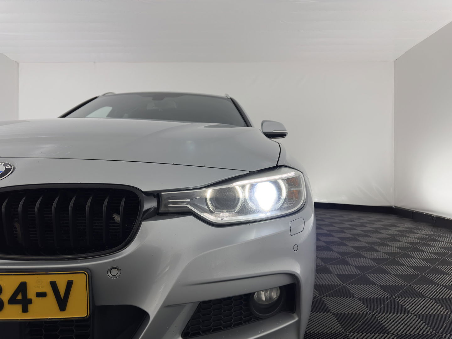 BMW 3 Serie Touring 330d xDrive M-Aerodynamica-Pack High-Executive Aut * LUXURY-LEATHER | NAVI-FULLMAP | XENON | HEATED-SPORTSEATS | SHIFT-PADDLES | PDC | PRIVACY-GLASS | KEYLESS | CAMERA | TOWBAR | 18''ALU*