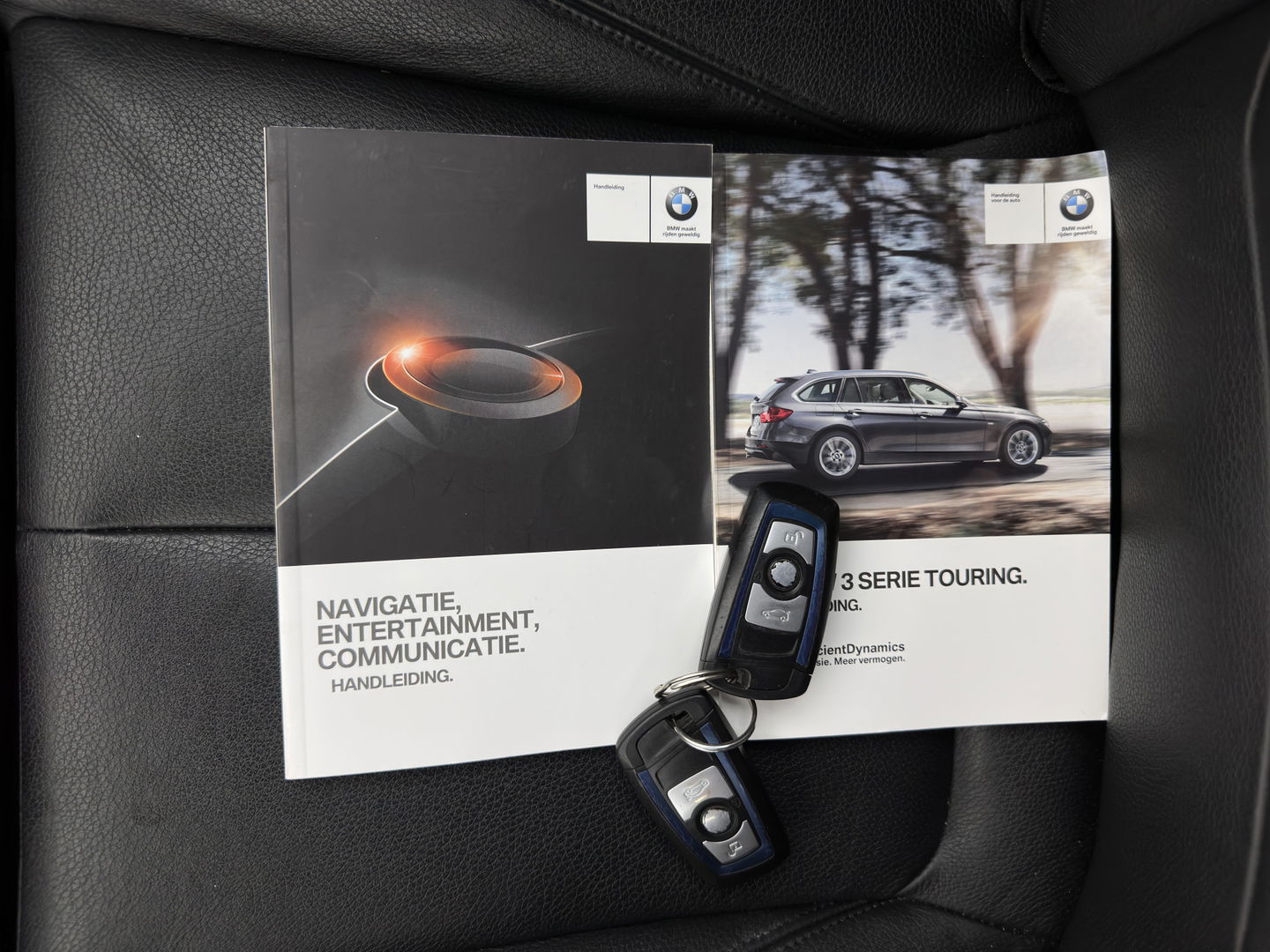 BMW 3 Serie Touring 330d xDrive M-Aerodynamica-Pack High-Executive Aut * LUXURY-LEATHER | NAVI-FULLMAP | XENON | HEATED-SPORTSEATS | SHIFT-PADDLES | PDC | PRIVACY-GLASS | KEYLESS | CAMERA | TOWBAR | 18''ALU*