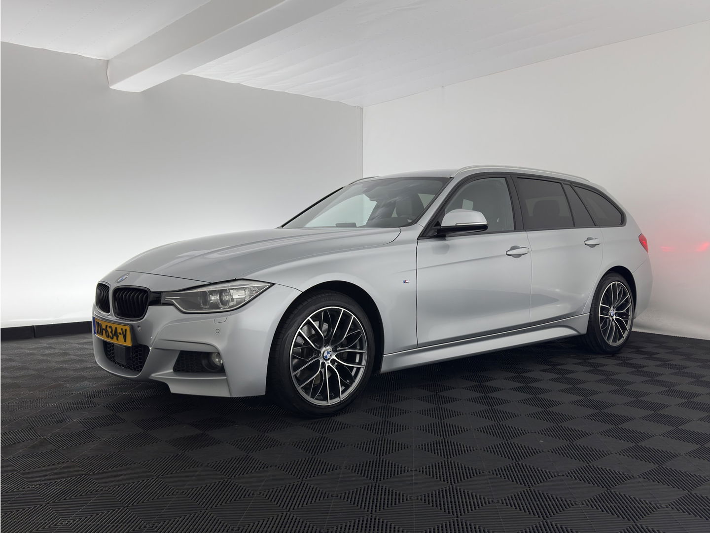 BMW 3 Serie Touring 330d xDrive M-Aerodynamica-Pack High-Executive Aut * LUXURY-LEATHER | NAVI-FULLMAP | XENON | HEATED-SPORTSEATS | SHIFT-PADDLES | PDC | PRIVACY-GLASS | KEYLESS | CAMERA | TOWBAR | 18''ALU*
