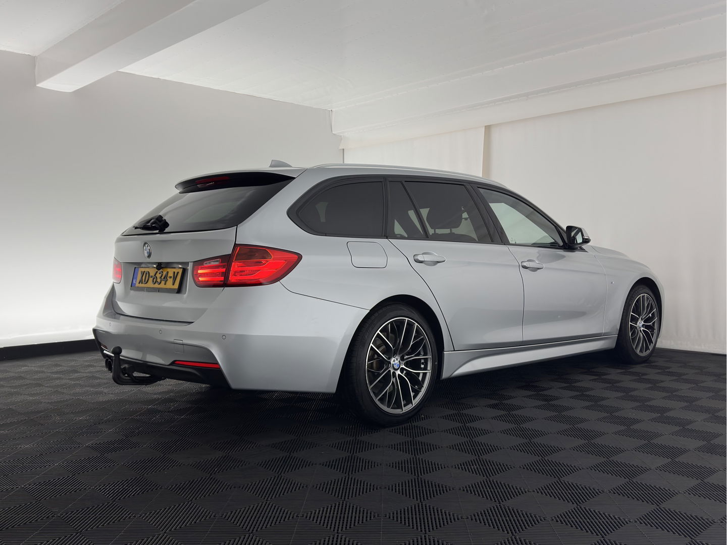 BMW 3 Serie Touring 330d xDrive M-Aerodynamica-Pack High-Executive Aut * LUXURY-LEATHER | NAVI-FULLMAP | XENON | HEATED-SPORTSEATS | SHIFT-PADDLES | PDC | PRIVACY-GLASS | KEYLESS | CAMERA | TOWBAR | 18''ALU*