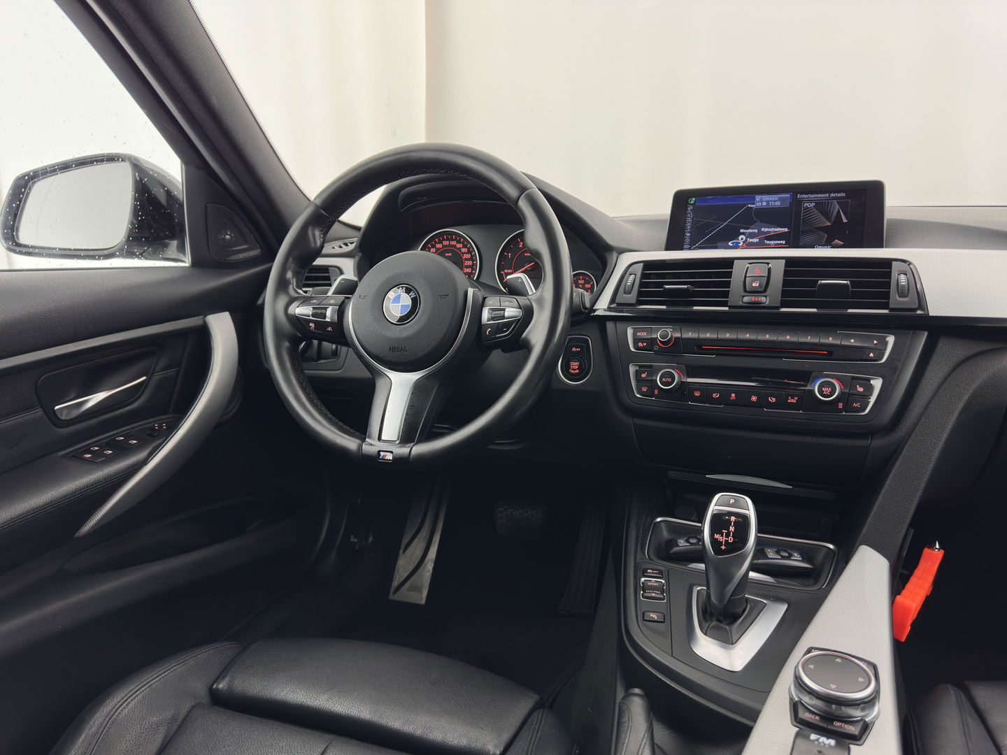 BMW 3 Serie Touring 330d xDrive M-Aerodynamica-Pack High-Executive Aut * LUXURY-LEATHER | NAVI-FULLMAP | XENON | HEATED-SPORTSEATS | SHIFT-PADDLES | PDC | PRIVACY-GLASS | KEYLESS | CAMERA | TOWBAR | 18''ALU*
