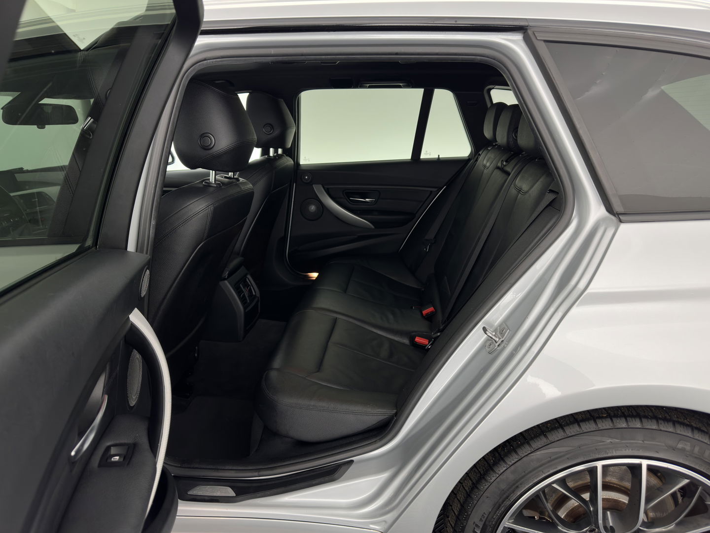 BMW 3 Serie Touring 330d xDrive M-Aerodynamica-Pack High-Executive Aut * LUXURY-LEATHER | NAVI-FULLMAP | XENON | HEATED-SPORTSEATS | SHIFT-PADDLES | PDC | PRIVACY-GLASS | KEYLESS | CAMERA | TOWBAR | 18''ALU*