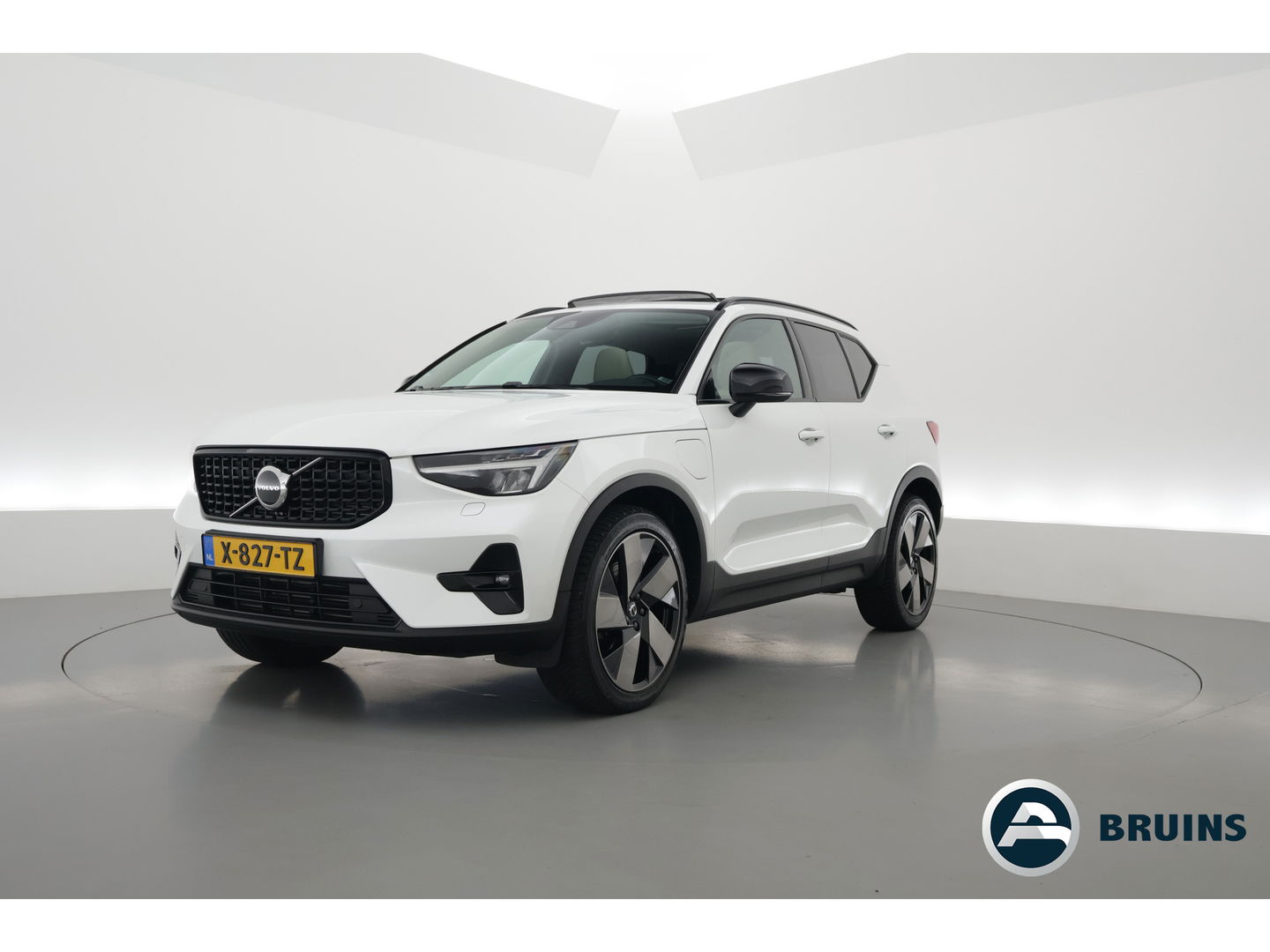 Volvo XC40 1.5 T5 Plug-in hybrid Ultimate Dark | 262 PK | Pano-dak | Leer | 20 inch | H&K Audio | Stoel + stuurverw. |