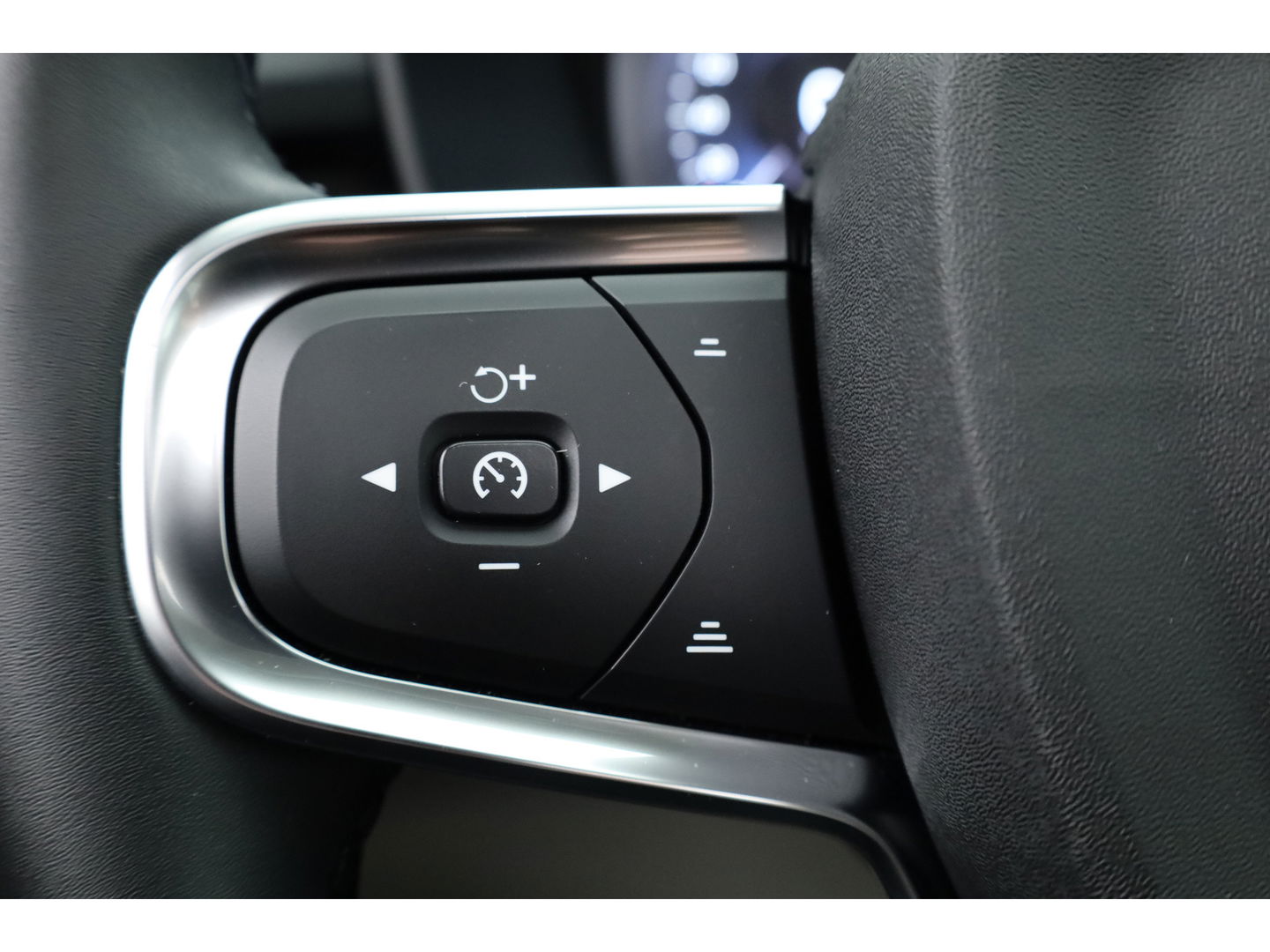 Volvo XC40 1.5 T5 Plug-in hybrid Ultimate Dark | 262 PK | Pano-dak | Leer | 20 inch | H&K Audio | Stoel + stuurverw. |