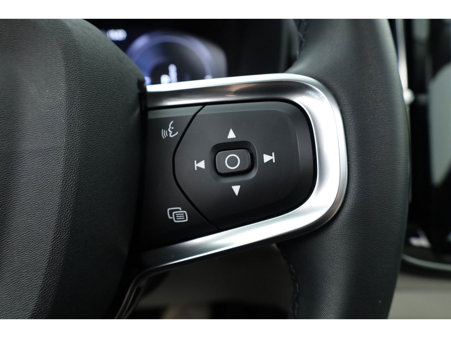 Volvo XC40 1.5 T5 Plug-in hybrid Ultimate Dark | 262 PK | Pano-dak | Leer | 20 inch | H&K Audio | Stoel + stuurverw. |