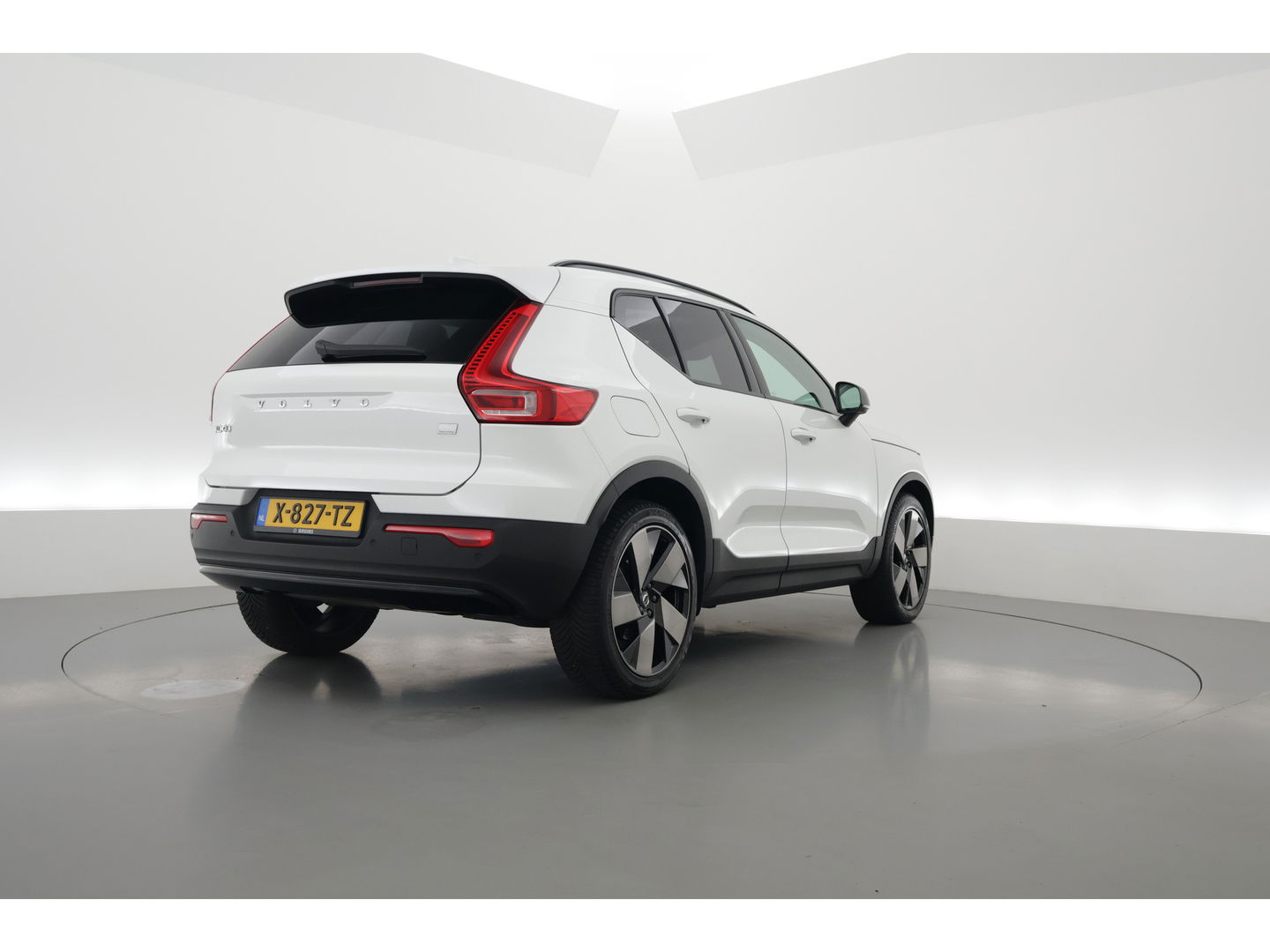 Volvo XC40 1.5 T5 Plug-in hybrid Ultimate Dark | 262 PK | Pano-dak | Leer | 20 inch | H&K Audio | Stoel + stuurverw. |