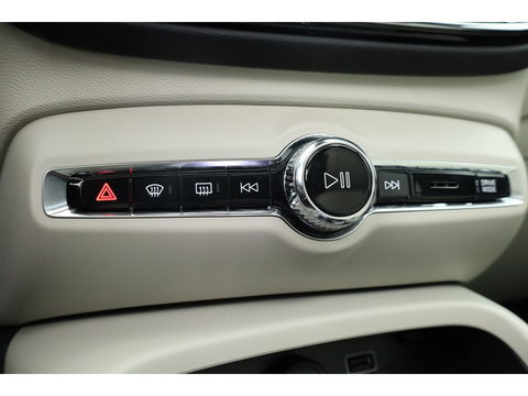 Volvo XC40 1.5 T5 Plug-in hybrid Ultimate Dark | 262 PK | Pano-dak | Leer | 20 inch | H&K Audio | Stoel + stuurverw. |