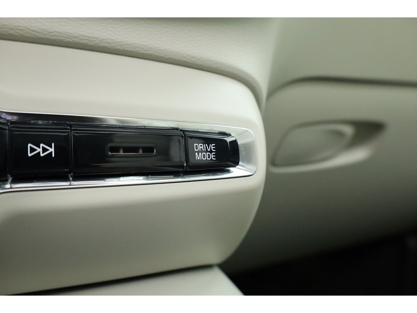 Volvo XC40 1.5 T5 Plug-in hybrid Ultimate Dark | 262 PK | Pano-dak | Leer | 20 inch | H&K Audio | Stoel + stuurverw. |