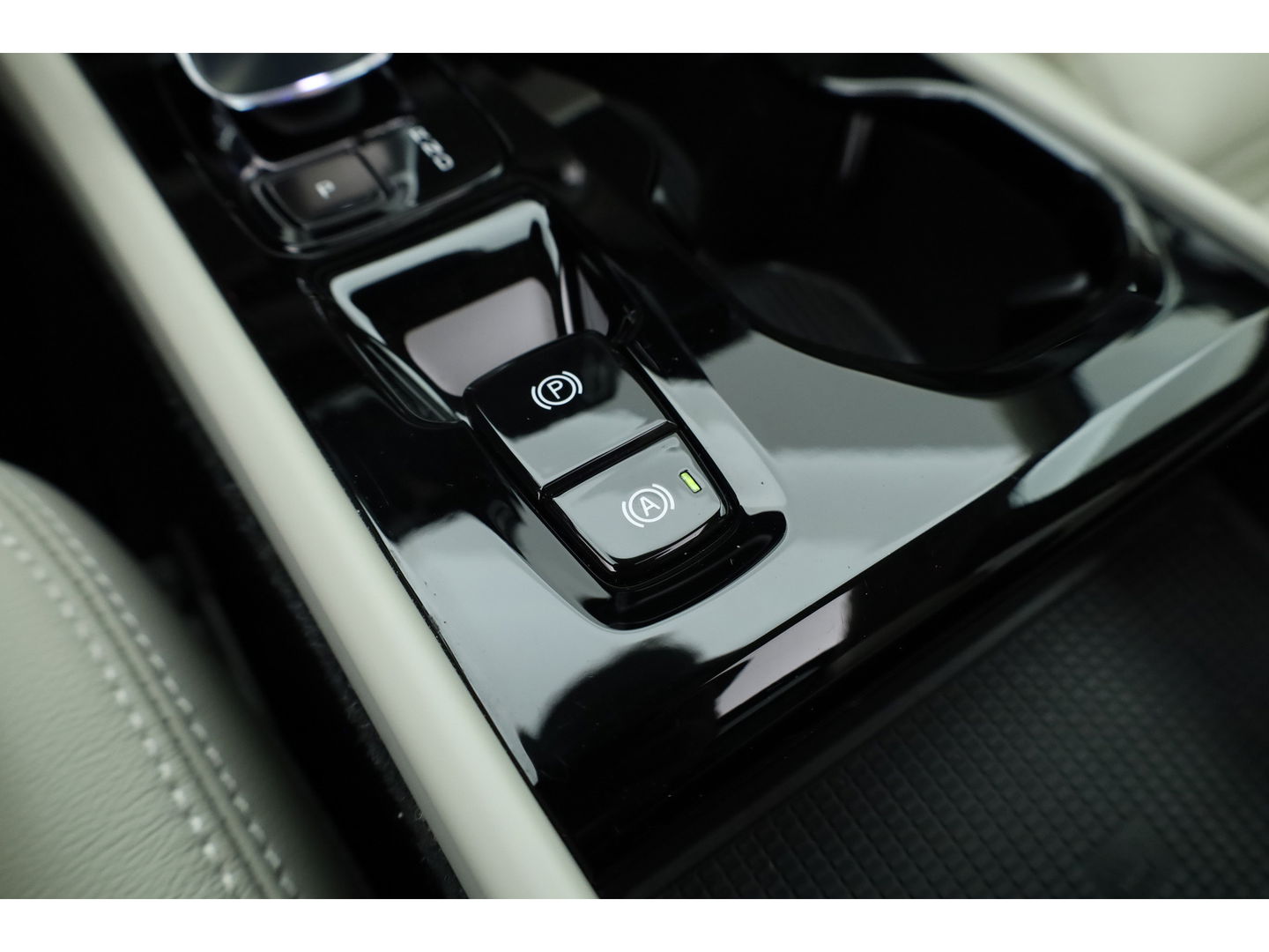 Volvo XC40 1.5 T5 Plug-in hybrid Ultimate Dark | 262 PK | Pano-dak | Leer | 20 inch | H&K Audio | Stoel + stuurverw. |