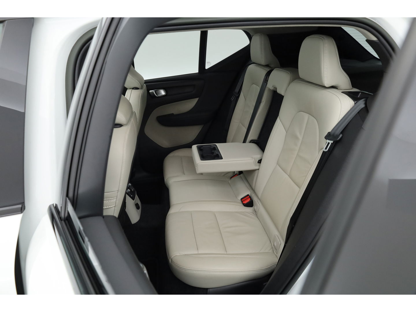 Volvo XC40 1.5 T5 Plug-in hybrid Ultimate Dark | 262 PK | Pano-dak | Leer | 20 inch | H&K Audio | Stoel + stuurverw. |