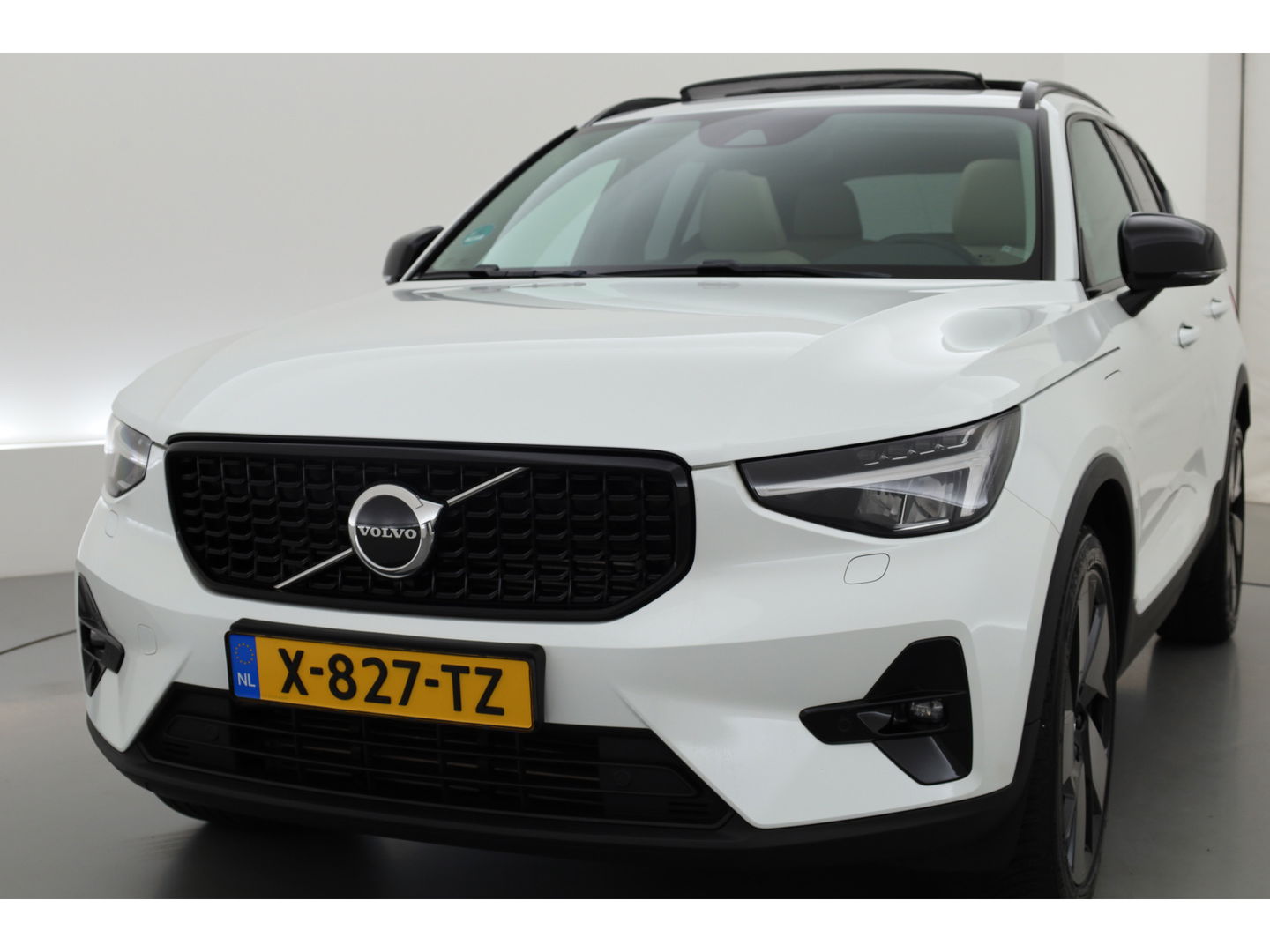 Volvo XC40 1.5 T5 Plug-in hybrid Ultimate Dark | 262 PK | Pano-dak | Leer | 20 inch | H&K Audio | Stoel + stuurverw. |