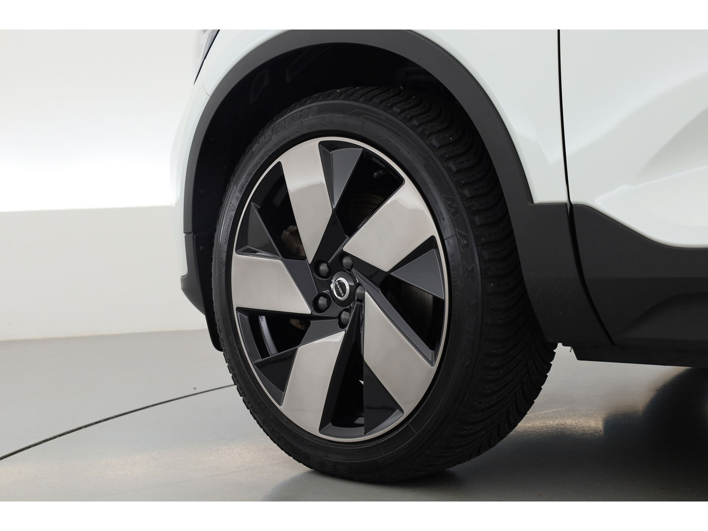 Volvo XC40 1.5 T5 Plug-in hybrid Ultimate Dark | 262 PK | Pano-dak | Leer | 20 inch | H&K Audio | Stoel + stuurverw. |