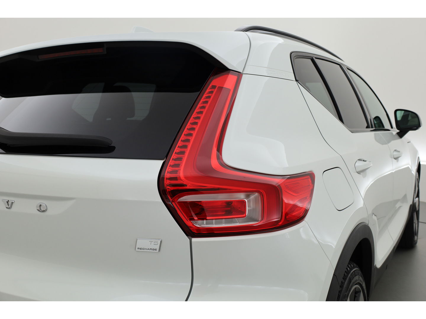 Volvo XC40 1.5 T5 Plug-in hybrid Ultimate Dark | 262 PK | Pano-dak | Leer | 20 inch | H&K Audio | Stoel + stuurverw. |