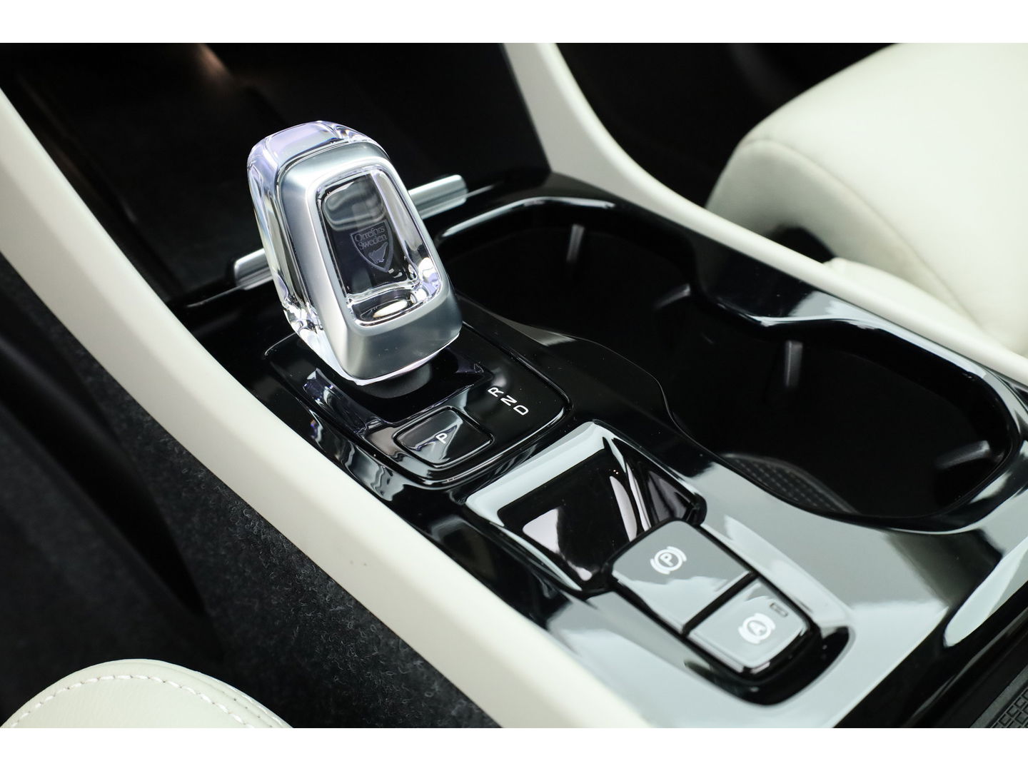 Volvo XC40 1.5 T5 Plug-in hybrid Ultimate Dark | 262 PK | Pano-dak | Leer | 20 inch | H&K Audio | Stoel + stuurverw. |