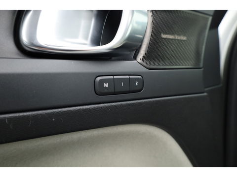 Volvo XC40 1.5 T5 Plug-in hybrid Ultimate Dark | 262 PK | Pano-dak | Leer | 20 inch | H&K Audio | Stoel + stuurverw. |