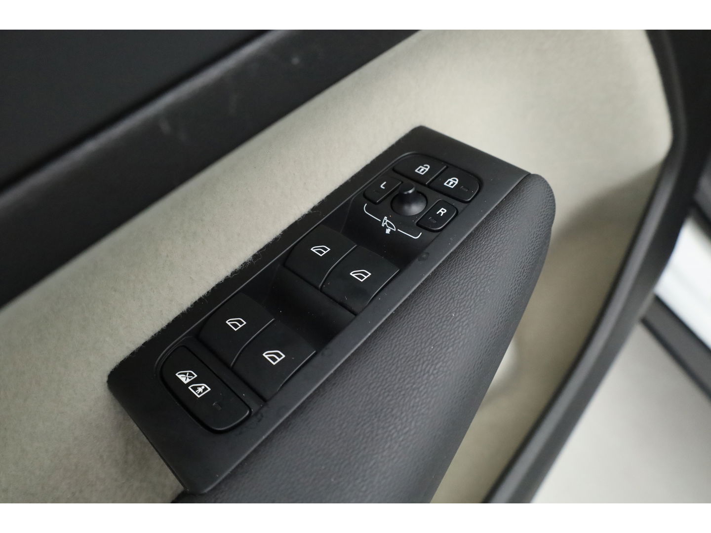 Volvo XC40 1.5 T5 Plug-in hybrid Ultimate Dark | 262 PK | Pano-dak | Leer | 20 inch | H&K Audio | Stoel + stuurverw. |