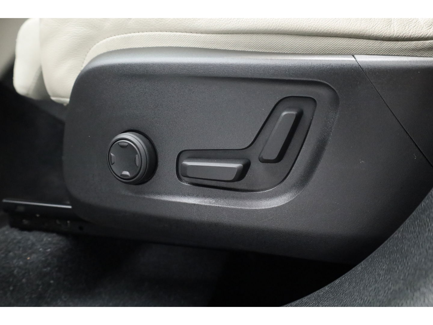 Volvo XC40 1.5 T5 Plug-in hybrid Ultimate Dark | 262 PK | Pano-dak | Leer | 20 inch | H&K Audio | Stoel + stuurverw. |