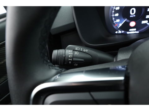 Volvo XC40 1.5 T5 Plug-in hybrid Ultimate Dark | 262 PK | Pano-dak | Leer | 20 inch | H&K Audio | Stoel + stuurverw. |