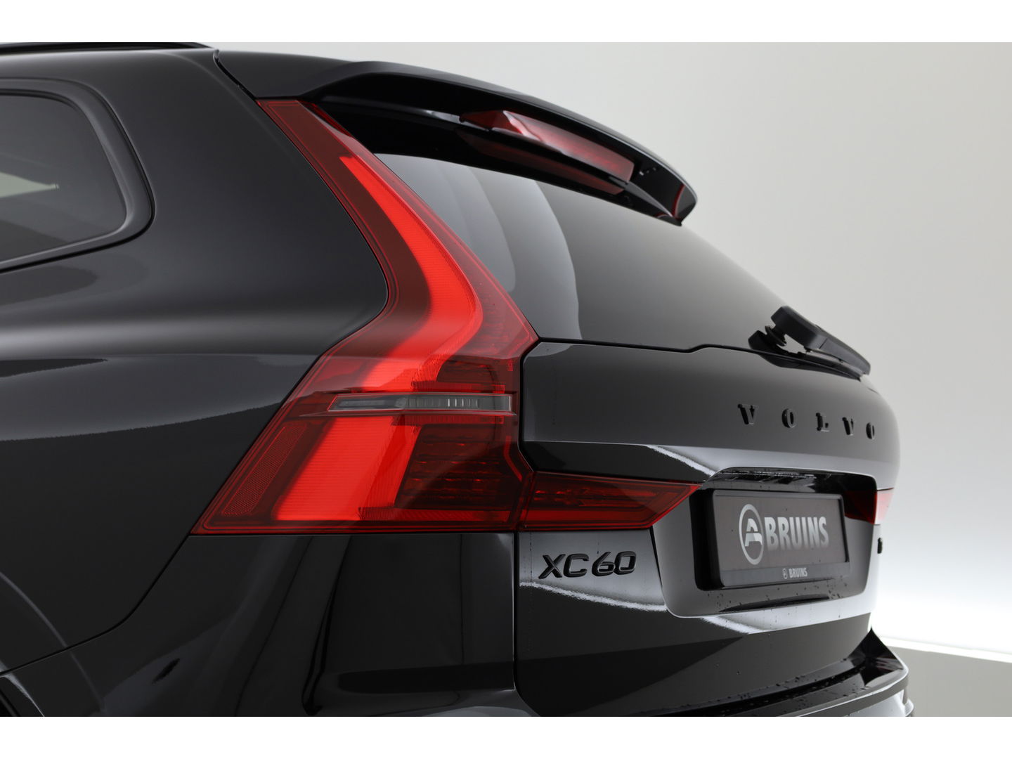 Volvo XC60 2.0 T6 Plug-in hybrid AWD Ultra Black Edition | Facelift | Pano | HUD | 360cam | Harman Kardon | Memory seats | Pilot Assist |