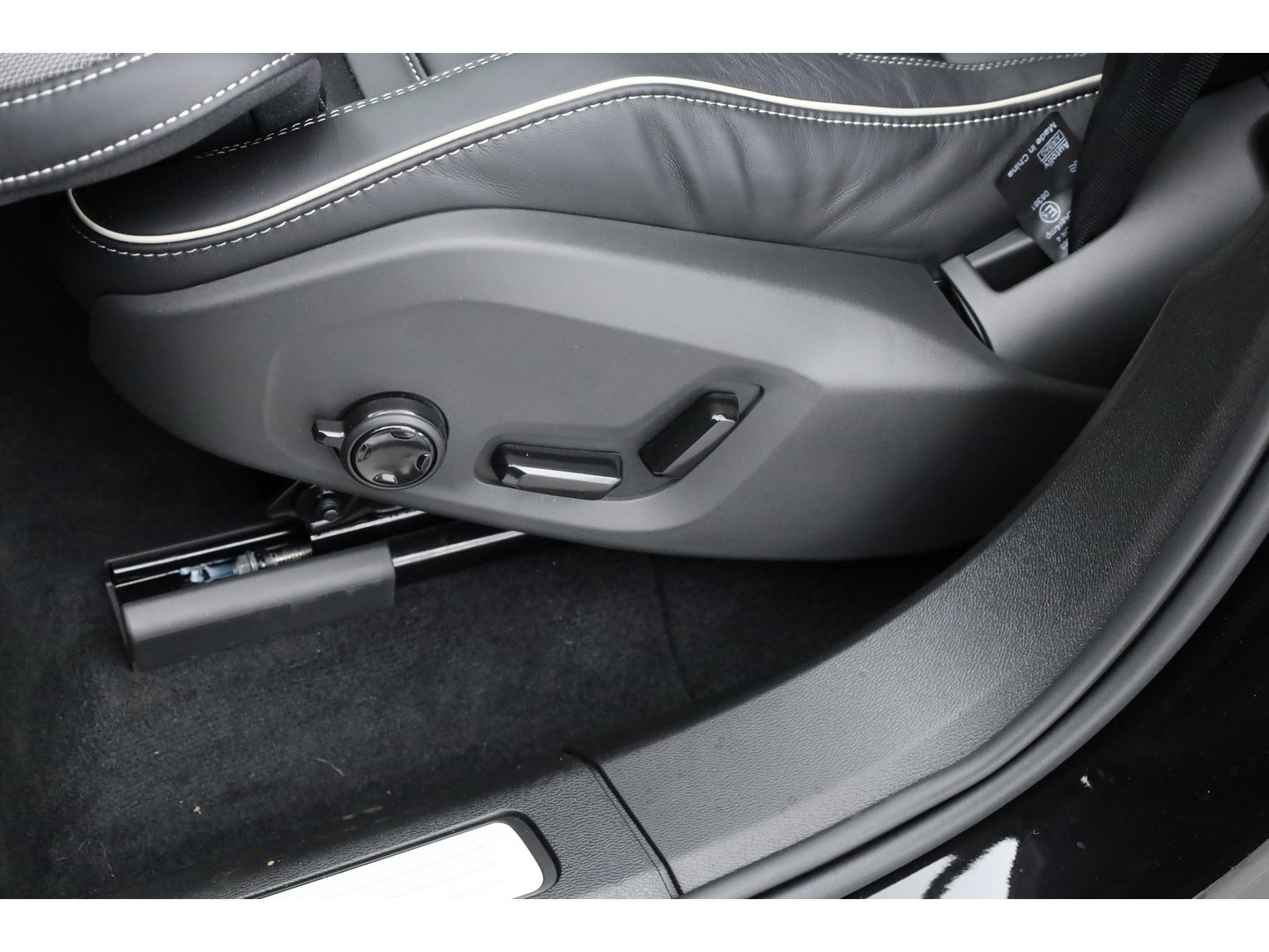 Volvo XC60 2.0 T6 Plug-in hybrid AWD Ultra Black Edition | Facelift | Pano | HUD | 360cam | Harman Kardon | Memory seats | Pilot Assist |