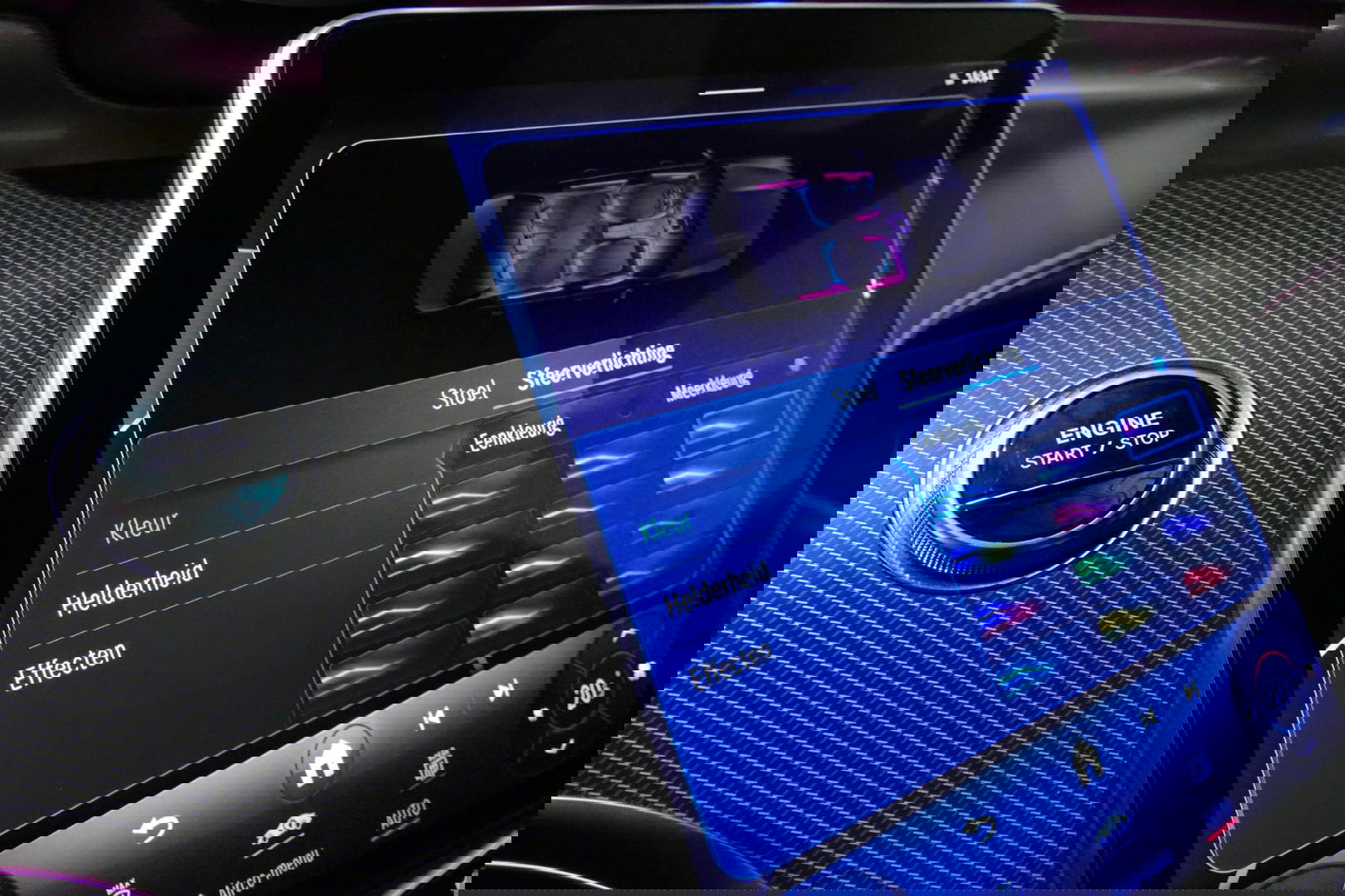 Mercedes-Benz C-Klasse 300 e AMG Line / C63 AMG Diffuser / Panamericana Grille / Panoramadak / Elektr. verstelbare voorstoelen + memory / Digital Laser Light / Ambienteverlichting Plus / Keyless / Apple Carplay - Android Auto / Stoelverwarming / HUD / Stuurwielverwarming / Acht