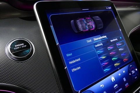 Mercedes-Benz C-Klasse 300 e AMG Line / C63 AMG Diffuser / Panamericana Grille / Panoramadak / Elektr. verstelbare voorstoelen + memory / Digital Laser Light / Ambienteverlichting Plus / Keyless / Apple Carplay - Android Auto / Stoelverwarming / HUD / Stuurwielverwarming / Acht