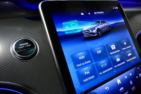 Mercedes-Benz C-Klasse 300 e AMG Line / C63 AMG Diffuser / Panamericana Grille / Panoramadak / Elektr. verstelbare voorstoelen + memory / Digital Laser Light / Ambienteverlichting Plus / Keyless / Apple Carplay - Android Auto / Stoelverwarming / HUD / Stuurwielverwarming / Acht