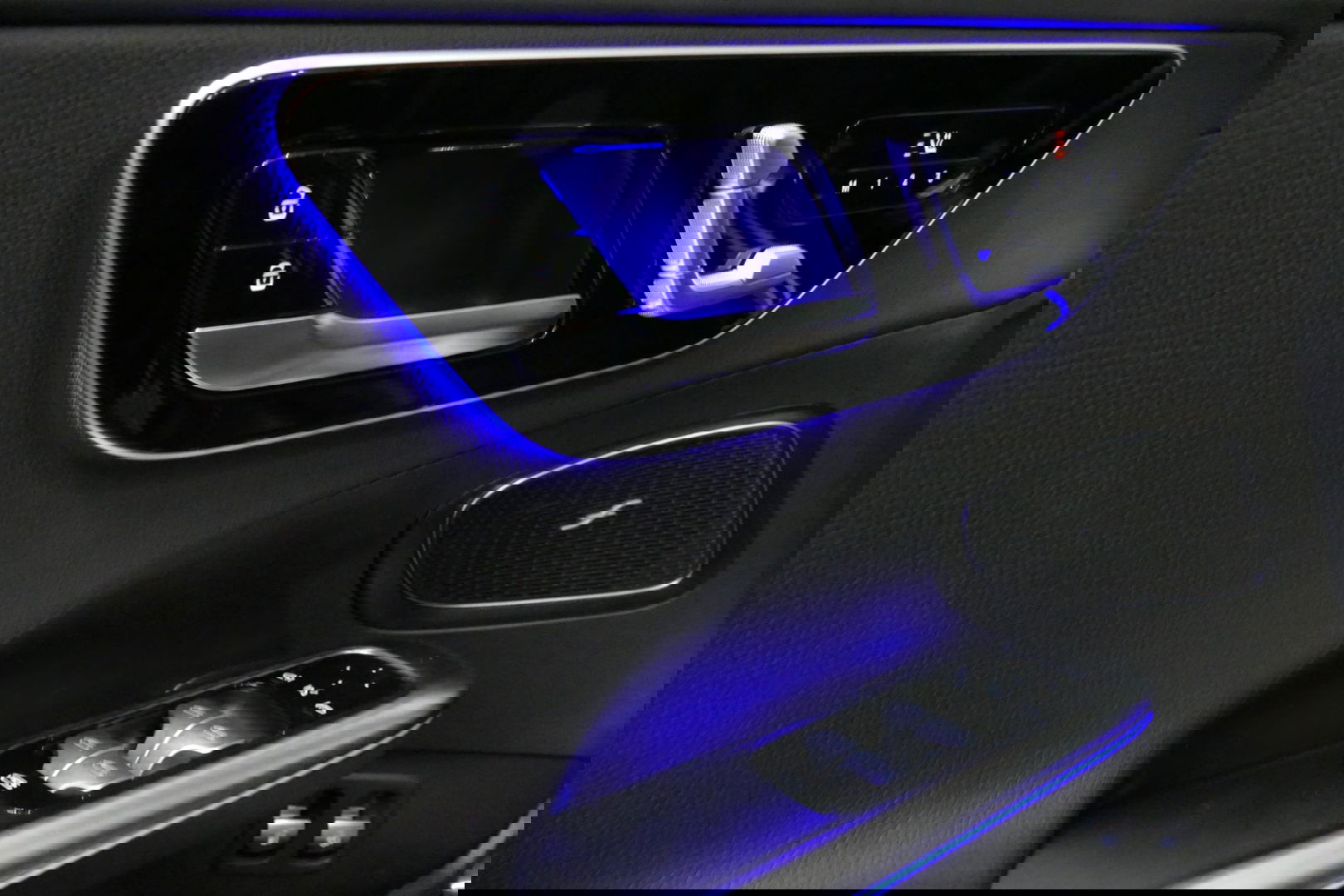 Mercedes-Benz C-Klasse 300 e AMG Line / C63 AMG Diffuser / Panamericana Grille / Panoramadak / Elektr. verstelbare voorstoelen + memory / Digital Laser Light / Ambienteverlichting Plus / Keyless / Apple Carplay - Android Auto / Stoelverwarming / HUD / Stuurwielverwarming / Acht