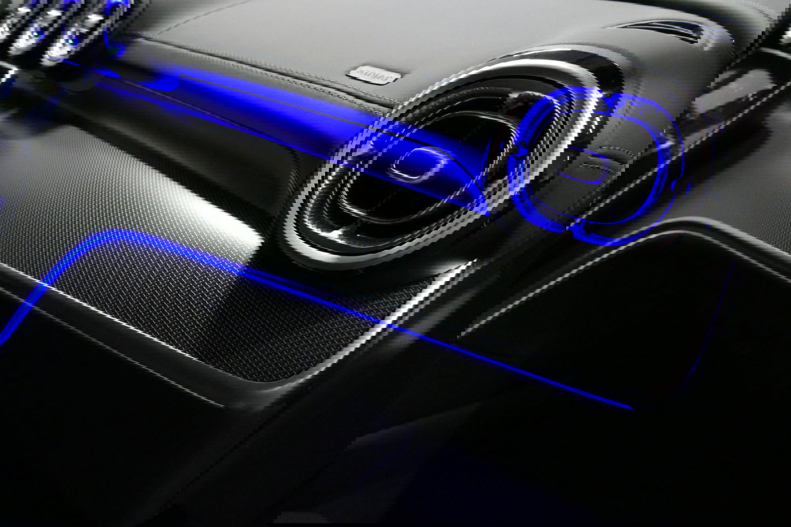 Mercedes-Benz C-Klasse 300 e AMG Line / C63 AMG Diffuser / Panamericana Grille / Panoramadak / Elektr. verstelbare voorstoelen + memory / Digital Laser Light / Ambienteverlichting Plus / Keyless / Apple Carplay - Android Auto / Stoelverwarming / HUD / Stuurwielverwarming / Acht