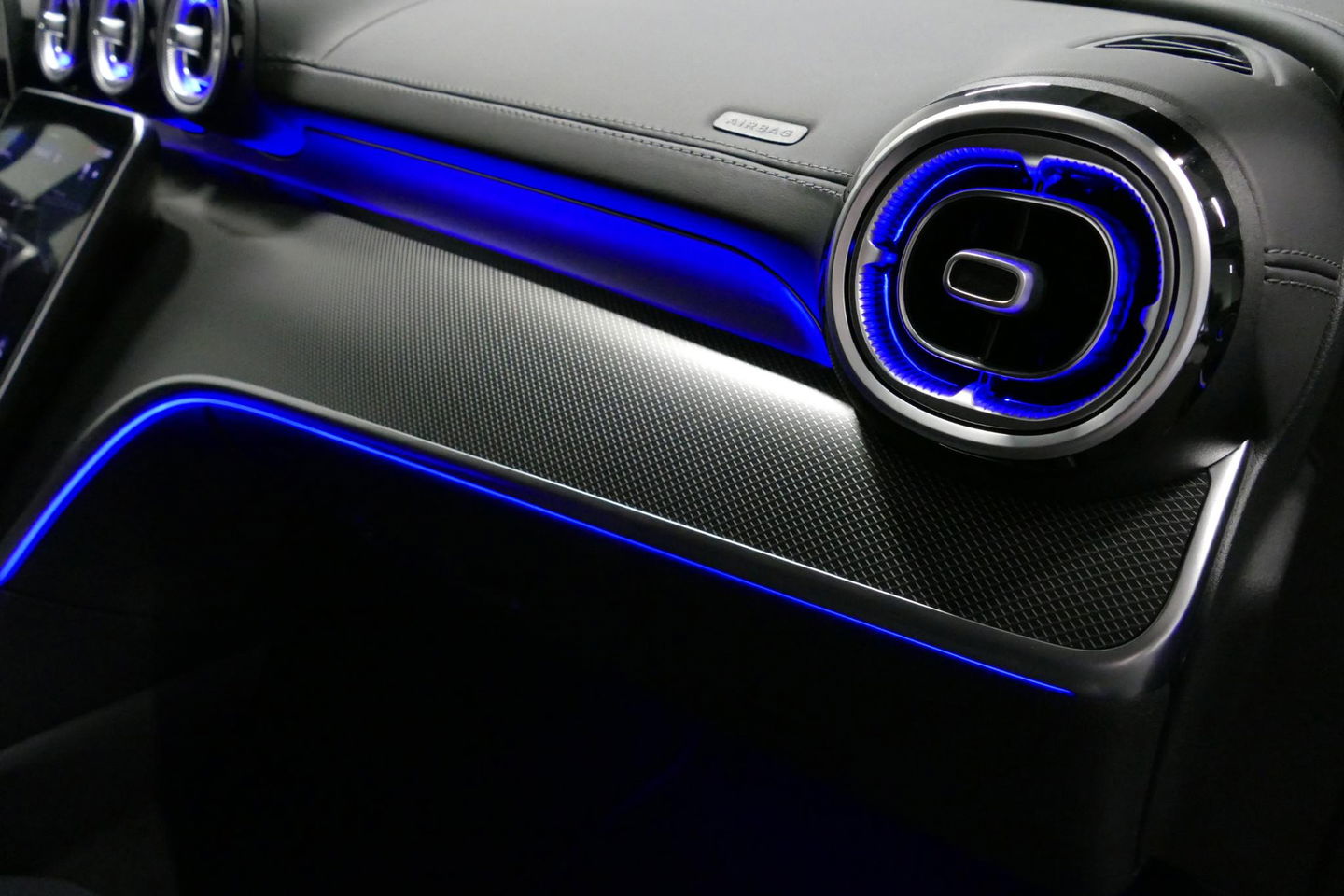 Mercedes-Benz C-Klasse 300 e AMG Line / C63 AMG Diffuser / Panamericana Grille / Panoramadak / Elektr. verstelbare voorstoelen + memory / Digital Laser Light / Ambienteverlichting Plus / Keyless / Apple Carplay - Android Auto / Stoelverwarming / HUD / Stuurwielverwarming / Acht