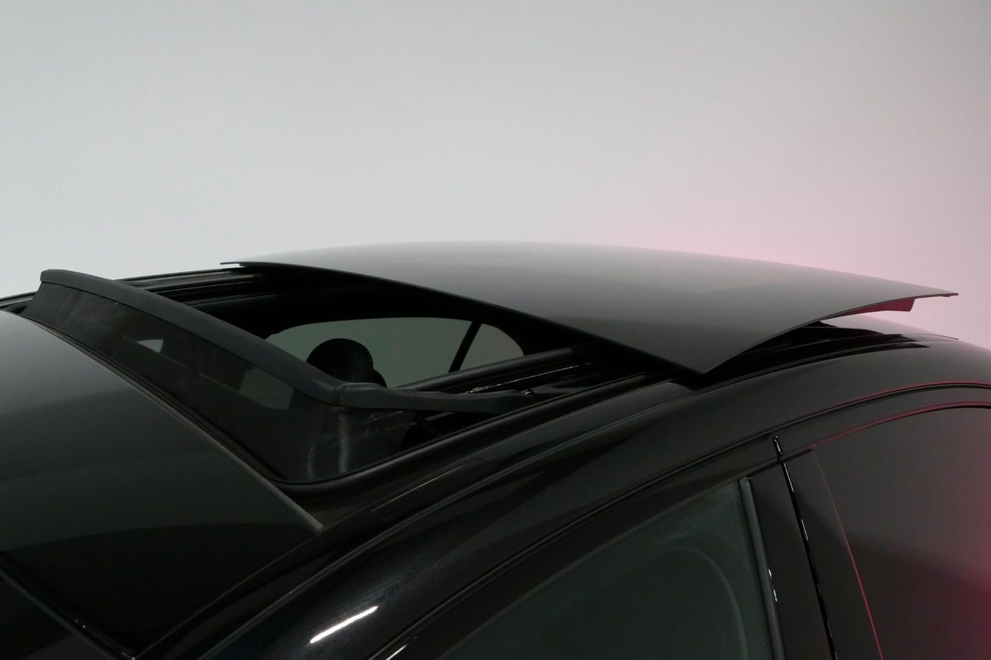 Mercedes-Benz C-Klasse 300 e AMG Line / C63 AMG Diffuser / Panamericana Grille / Panoramadak / Elektr. verstelbare voorstoelen + memory / Digital Laser Light / Ambienteverlichting Plus / Keyless / Apple Carplay - Android Auto / Stoelverwarming / HUD / Stuurwielverwarming / Acht