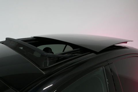 Mercedes-Benz C-Klasse 300 e AMG Line / C63 AMG Diffuser / Panamericana Grille / Panoramadak / Elektr. verstelbare voorstoelen + memory / Digital Laser Light / Ambienteverlichting Plus / Keyless / Apple Carplay - Android Auto / Stoelverwarming / HUD / Stuurwielverwarming / Acht