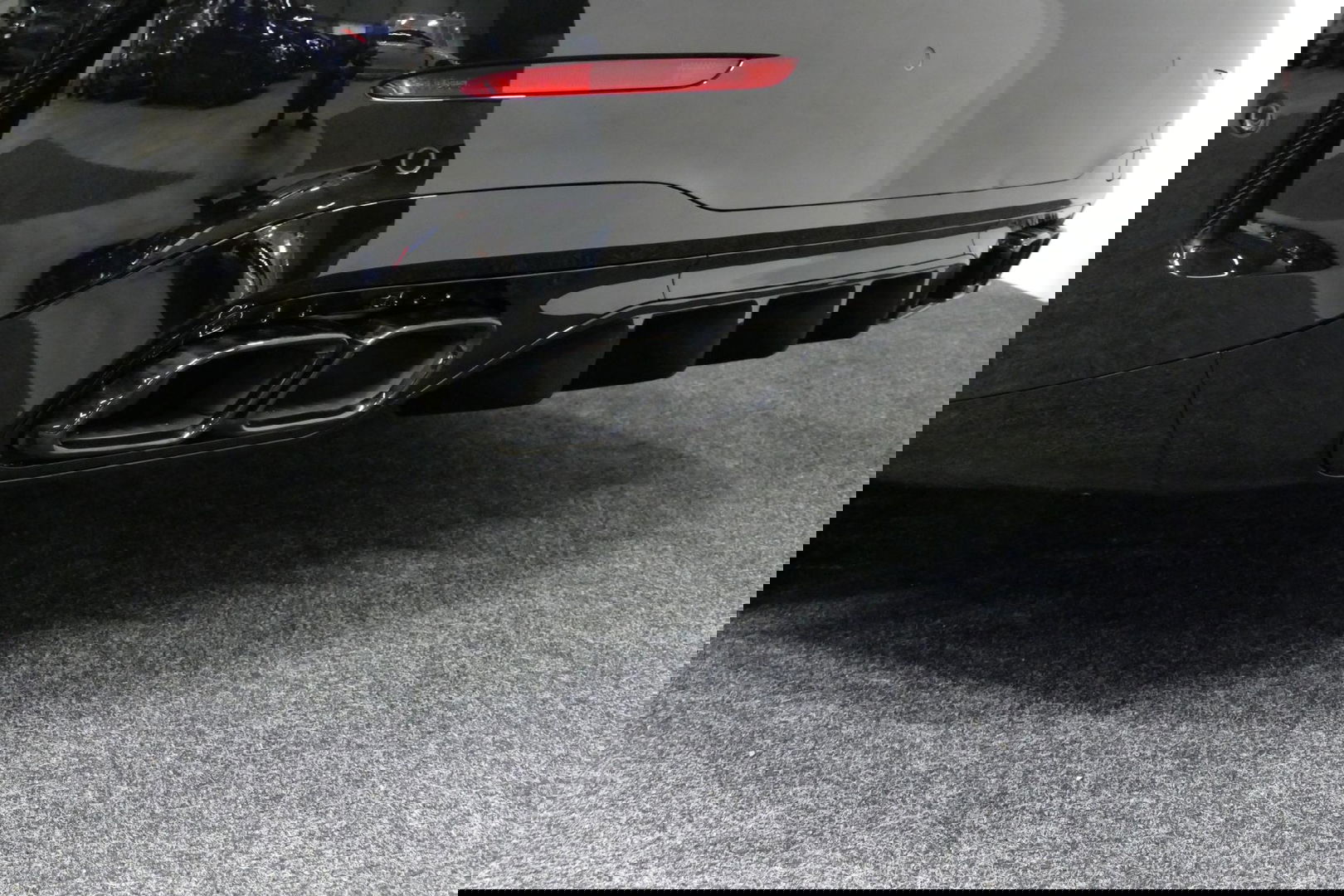 Mercedes-Benz C-Klasse 300 e AMG Line / C63 AMG Diffuser / Panamericana Grille / Panoramadak / Elektr. verstelbare voorstoelen + memory / Digital Laser Light / Ambienteverlichting Plus / Keyless / Apple Carplay - Android Auto / Stoelverwarming / HUD / Stuurwielverwarming / Acht