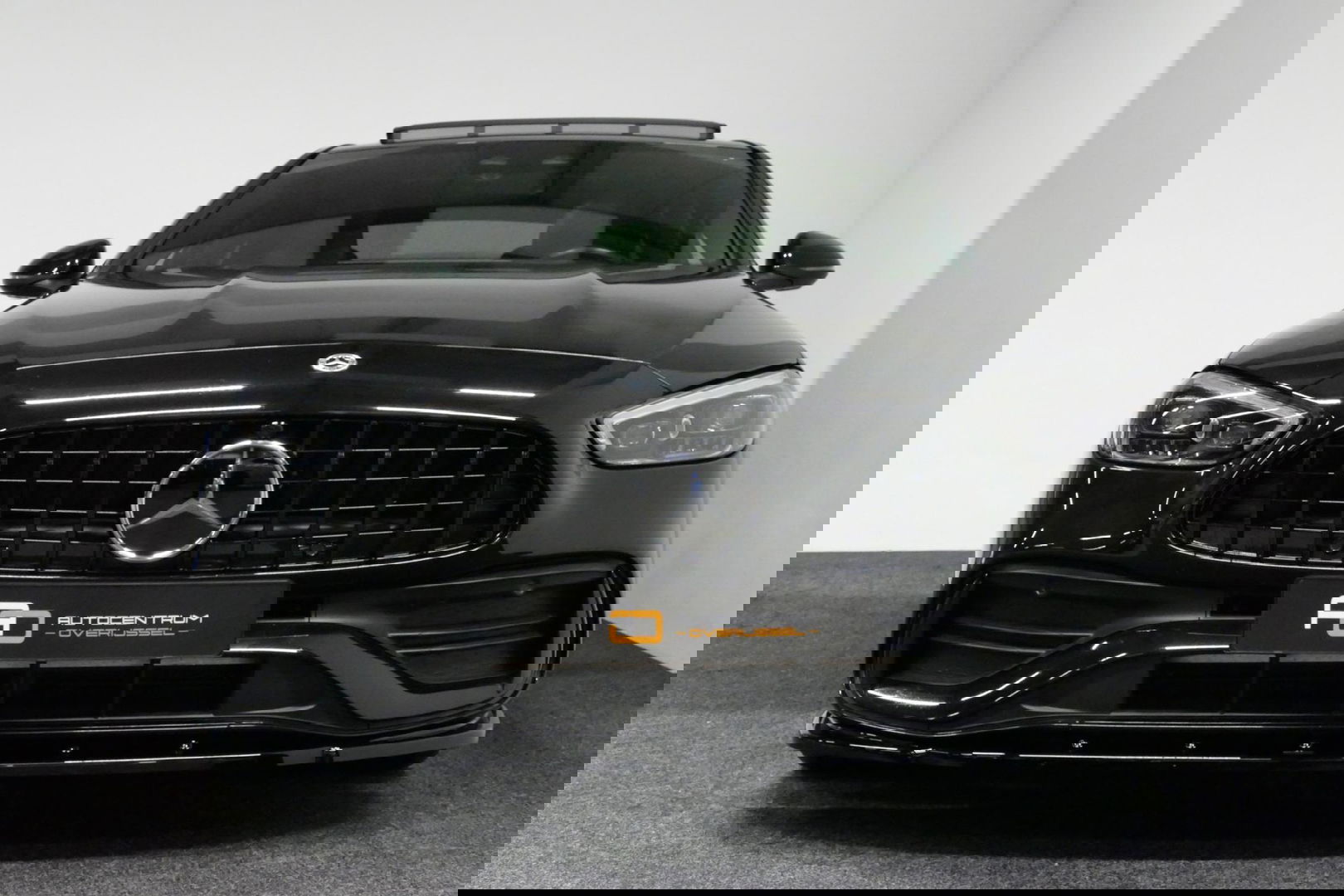 Mercedes-Benz C-Klasse 300 e AMG Line / C63 AMG Diffuser / Panamericana Grille / Panoramadak / Elektr. verstelbare voorstoelen + memory / Digital Laser Light / Ambienteverlichting Plus / Keyless / Apple Carplay - Android Auto / Stoelverwarming / HUD / Stuurwielverwarming / Acht