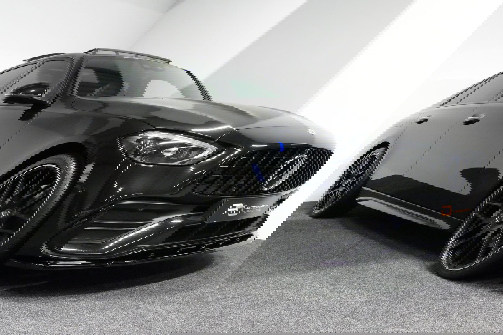 Mercedes-Benz C-Klasse 300 e AMG Line / C63 AMG Diffuser / Panamericana Grille / Panoramadak / Elektr. verstelbare voorstoelen + memory / Digital Laser Light / Ambienteverlichting Plus / Keyless / Apple Carplay - Android Auto / Stoelverwarming / HUD / Stuurwielverwarming / Acht