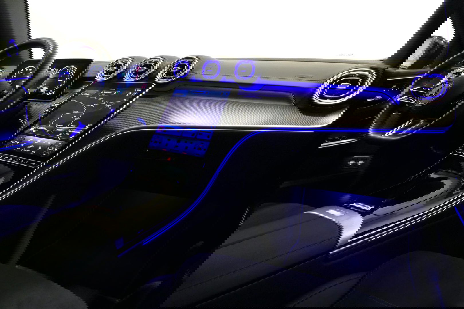 Mercedes-Benz C-Klasse 300 e AMG Line / C63 AMG Diffuser / Panamericana Grille / Panoramadak / Elektr. verstelbare voorstoelen + memory / Digital Laser Light / Ambienteverlichting Plus / Keyless / Apple Carplay - Android Auto / Stoelverwarming / HUD / Stuurwielverwarming / Acht