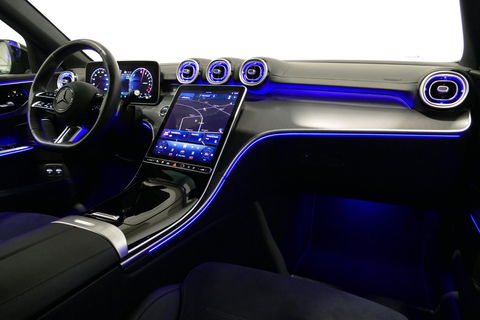 Mercedes-Benz C-Klasse 300 e AMG Line / C63 AMG Diffuser / Panamericana Grille / Panoramadak / Elektr. verstelbare voorstoelen + memory / Digital Laser Light / Ambienteverlichting Plus / Keyless / Apple Carplay - Android Auto / Stoelverwarming / HUD / Stuurwielverwarming / Acht