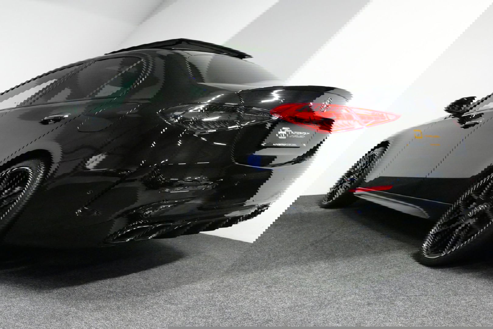 Mercedes-Benz C-Klasse 300 e AMG Line / C63 AMG Diffuser / Panamericana Grille / Panoramadak / Elektr. verstelbare voorstoelen + memory / Digital Laser Light / Ambienteverlichting Plus / Keyless / Apple Carplay - Android Auto / Stoelverwarming / HUD / Stuurwielverwarming / Acht