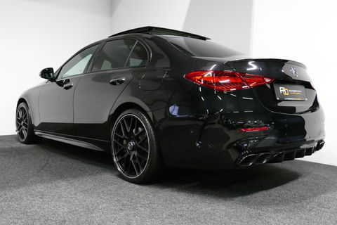 Mercedes-Benz C-Klasse 300 e AMG Line / C63 AMG Diffuser / Panamericana Grille / Panoramadak / Elektr. verstelbare voorstoelen + memory / Digital Laser Light / Ambienteverlichting Plus / Keyless / Apple Carplay - Android Auto / Stoelverwarming / HUD / Stuurwielverwarming / Acht