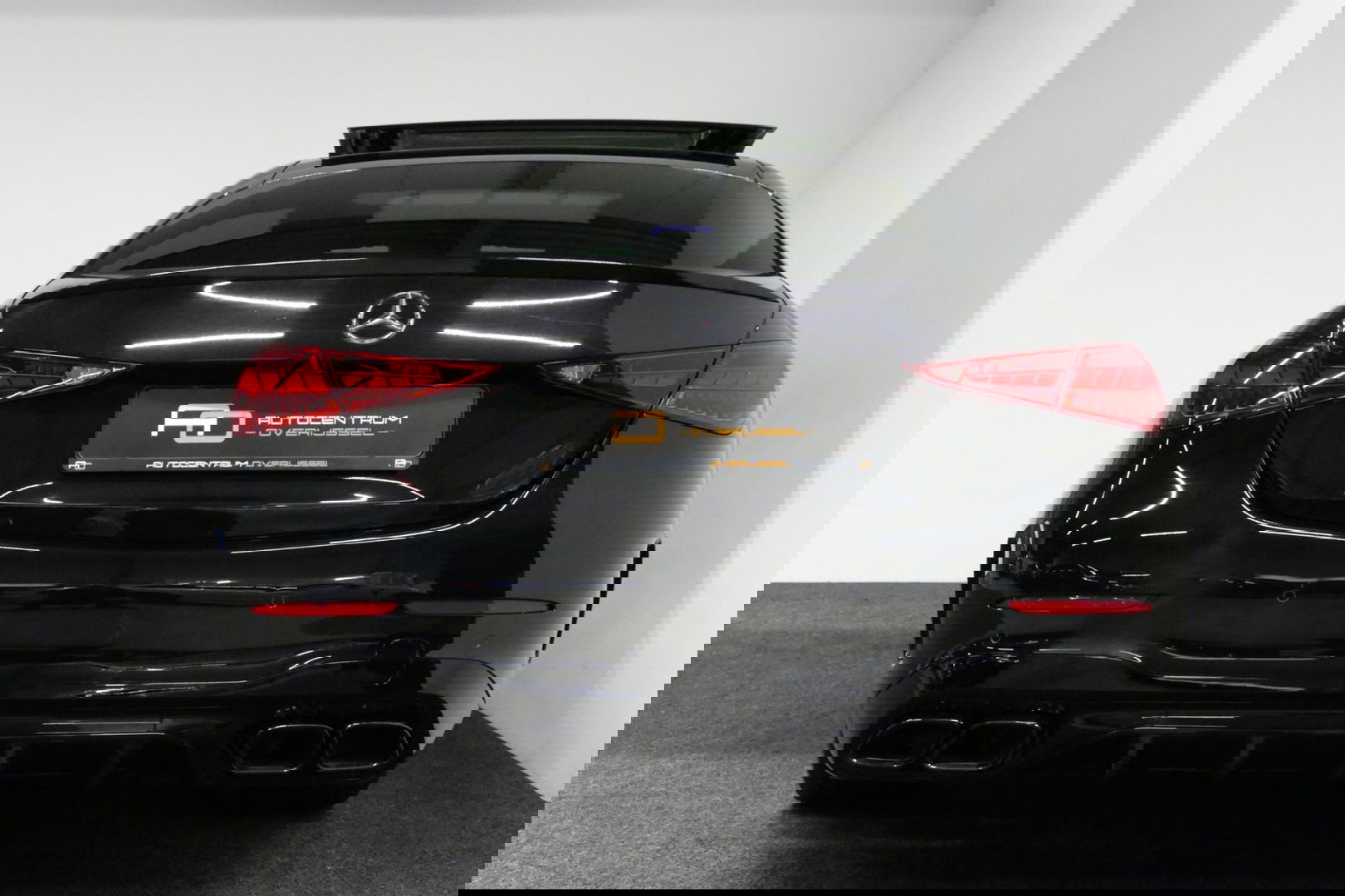 Mercedes-Benz C-Klasse 300 e AMG Line / C63 AMG Diffuser / Panamericana Grille / Panoramadak / Elektr. verstelbare voorstoelen + memory / Digital Laser Light / Ambienteverlichting Plus / Keyless / Apple Carplay - Android Auto / Stoelverwarming / HUD / Stuurwielverwarming / Acht