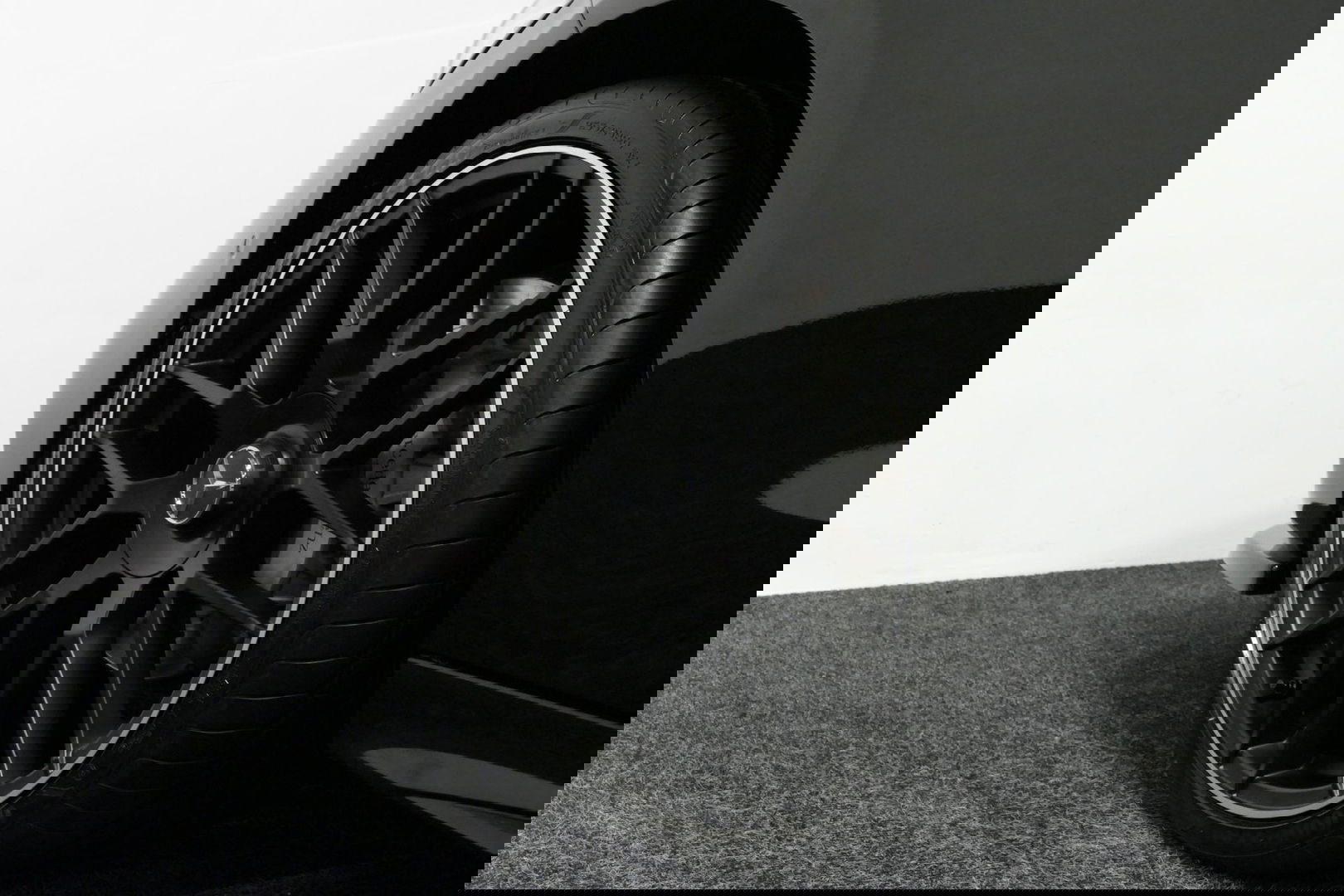 Mercedes-Benz C-Klasse 300 e AMG Line / C63 AMG Diffuser / Panamericana Grille / Panoramadak / Elektr. verstelbare voorstoelen + memory / Digital Laser Light / Ambienteverlichting Plus / Keyless / Apple Carplay - Android Auto / Stoelverwarming / HUD / Stuurwielverwarming / Acht