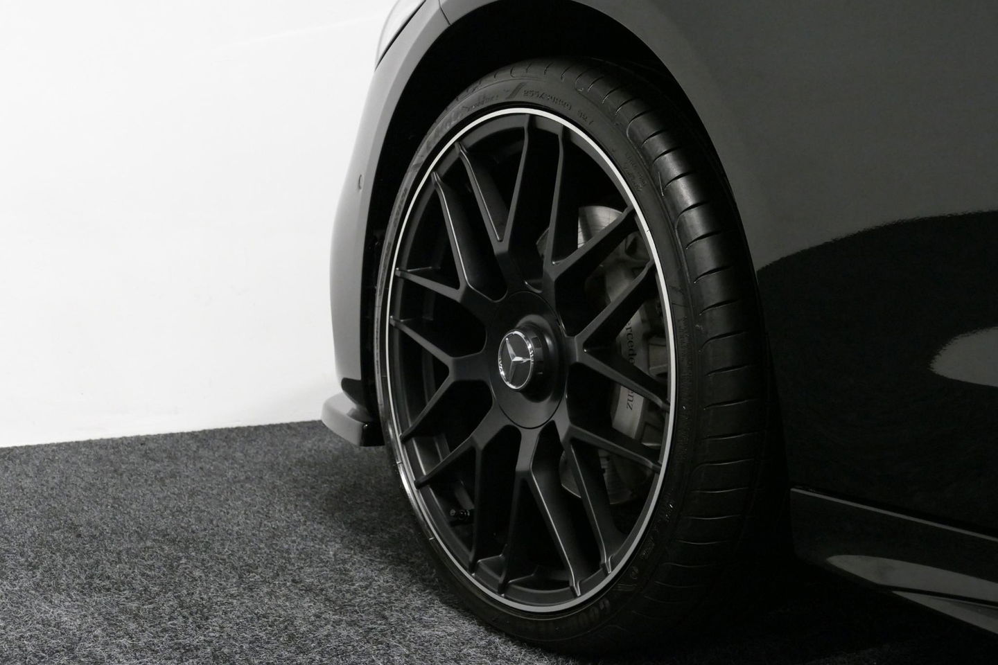 Mercedes-Benz C-Klasse 300 e AMG Line / C63 AMG Diffuser / Panamericana Grille / Panoramadak / Elektr. verstelbare voorstoelen + memory / Digital Laser Light / Ambienteverlichting Plus / Keyless / Apple Carplay - Android Auto / Stoelverwarming / HUD / Stuurwielverwarming / Acht