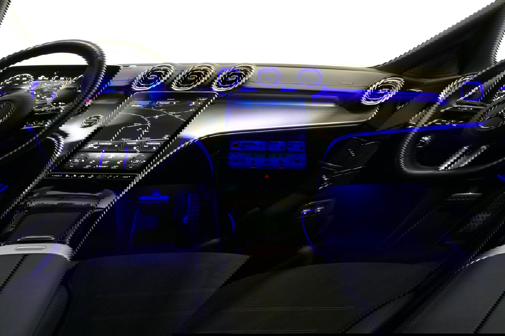 Mercedes-Benz C-Klasse 300 e AMG Line / C63 AMG Diffuser / Panamericana Grille / Panoramadak / Elektr. verstelbare voorstoelen + memory / Digital Laser Light / Ambienteverlichting Plus / Keyless / Apple Carplay - Android Auto / Stoelverwarming / HUD / Stuurwielverwarming / Acht