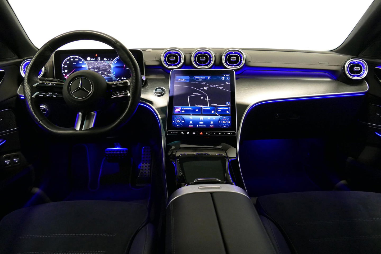 Mercedes-Benz C-Klasse 300 e AMG Line / C63 AMG Diffuser / Panamericana Grille / Panoramadak / Elektr. verstelbare voorstoelen + memory / Digital Laser Light / Ambienteverlichting Plus / Keyless / Apple Carplay - Android Auto / Stoelverwarming / HUD / Stuurwielverwarming / Acht