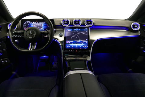 Mercedes-Benz C-Klasse 300 e AMG Line / C63 AMG Diffuser / Panamericana Grille / Panoramadak / Elektr. verstelbare voorstoelen + memory / Digital Laser Light / Ambienteverlichting Plus / Keyless / Apple Carplay - Android Auto / Stoelverwarming / HUD / Stuurwielverwarming / Acht
